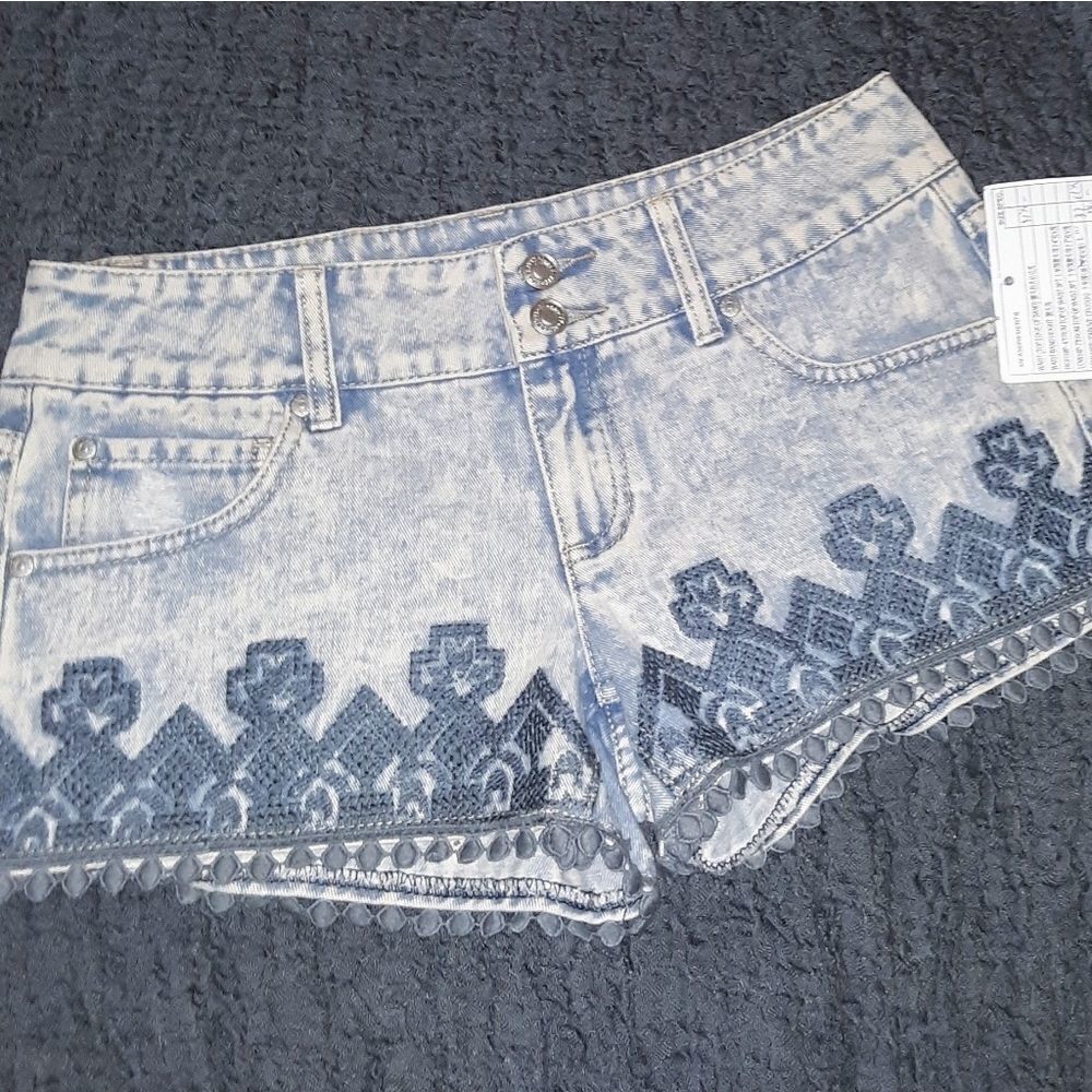 Blue Savvy Embroidered Boho Jean Shorts Size 7